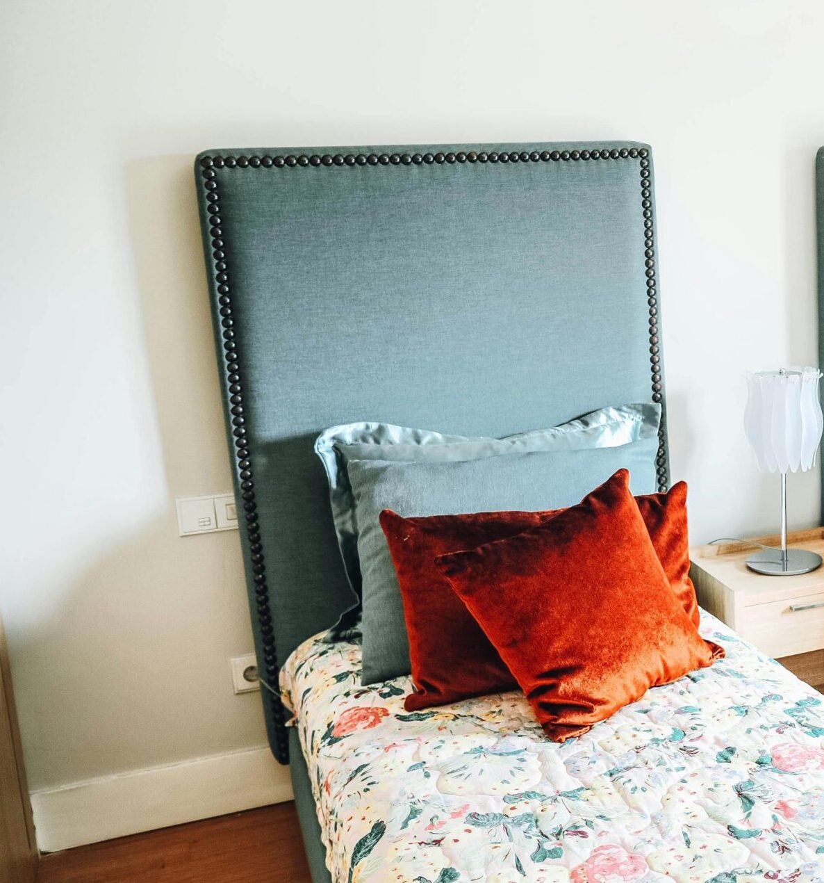 Contemporary twin bedroom showcasing stylish decor and plush cushions for a cozy ambiance.